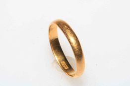 22 carat gold engraved wedding ring, size Q.