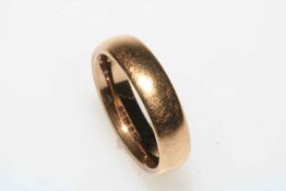 9 carat gold wedding ring, size P.