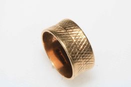 9 carat gold engraved wedding ring, size O.