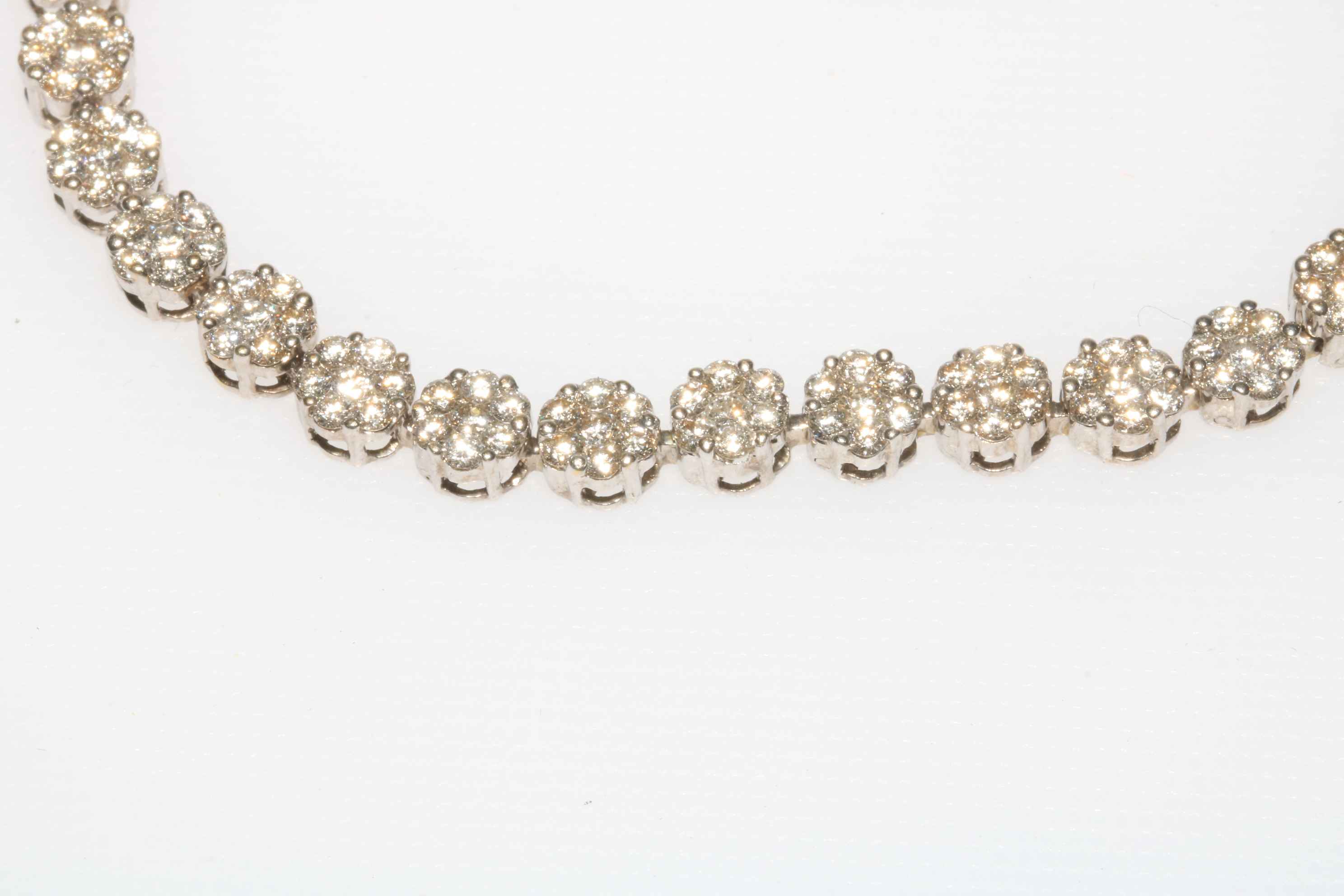 Spectacular diamond tennis bracelet in white gold and having 32 florets of seven brilliant cut - Image 2 of 2