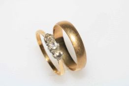 Diamond three stone yellow gold ring, size T, and 9 carat gold wedding band (2).