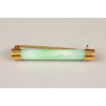 Chinese gold and jade bar brooch, stamped Chinese characters to each end Length 52mm, Weight 7.5g