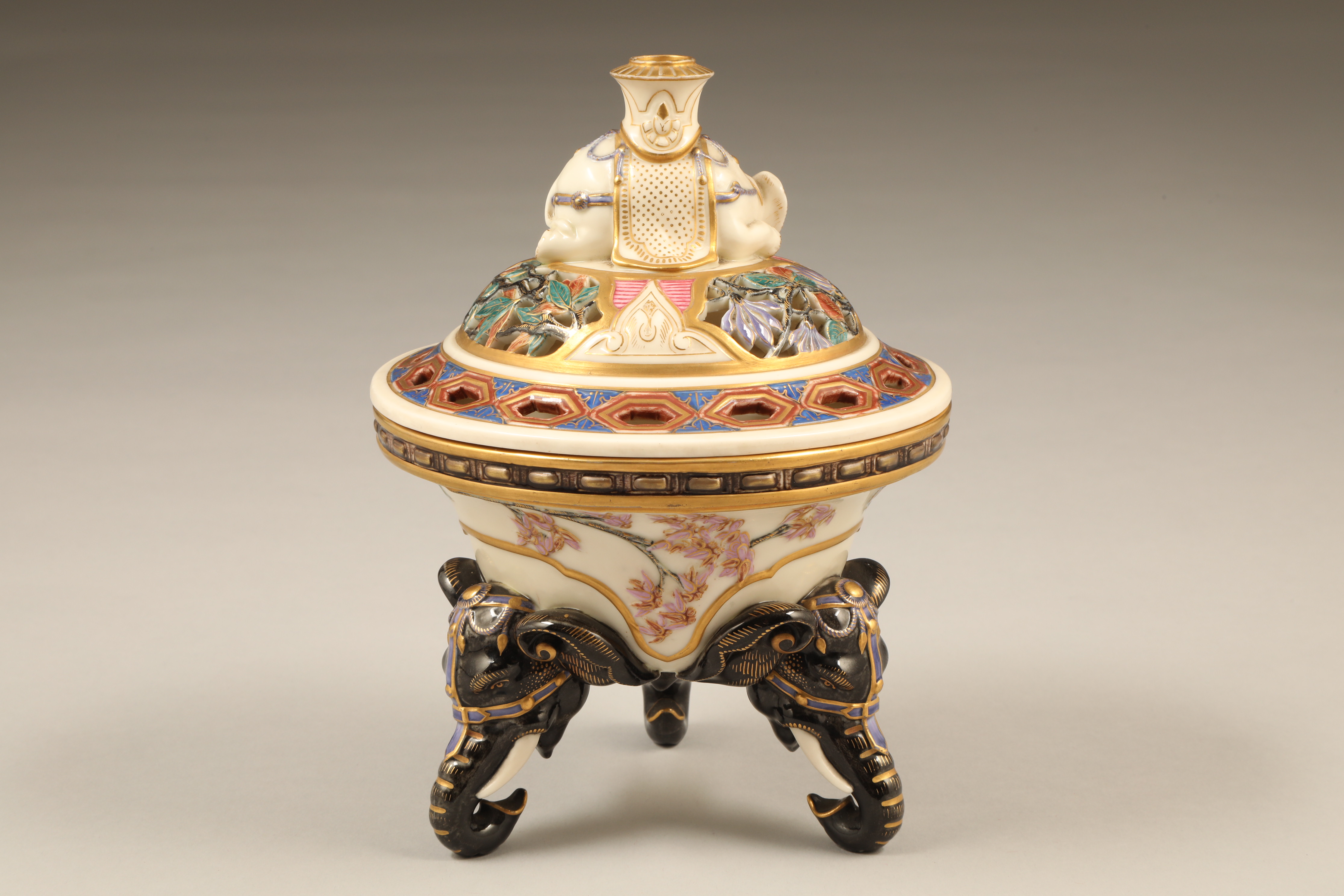 Royal Worcester pot pourri dish and cover, decorated with bamboo shoots and oriental pines, raised - Image 3 of 3