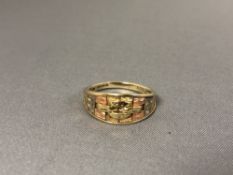 A 9ct three tone gold ring, 2.4g.
