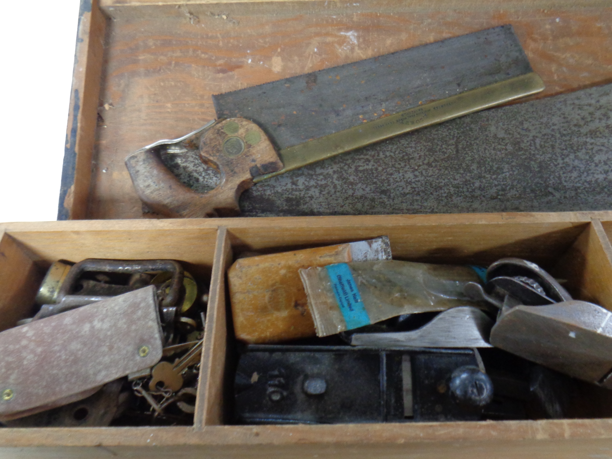 A vintage joiner's toolbox containing a large quantity of woodworking tools to include planes, - Image 2 of 5