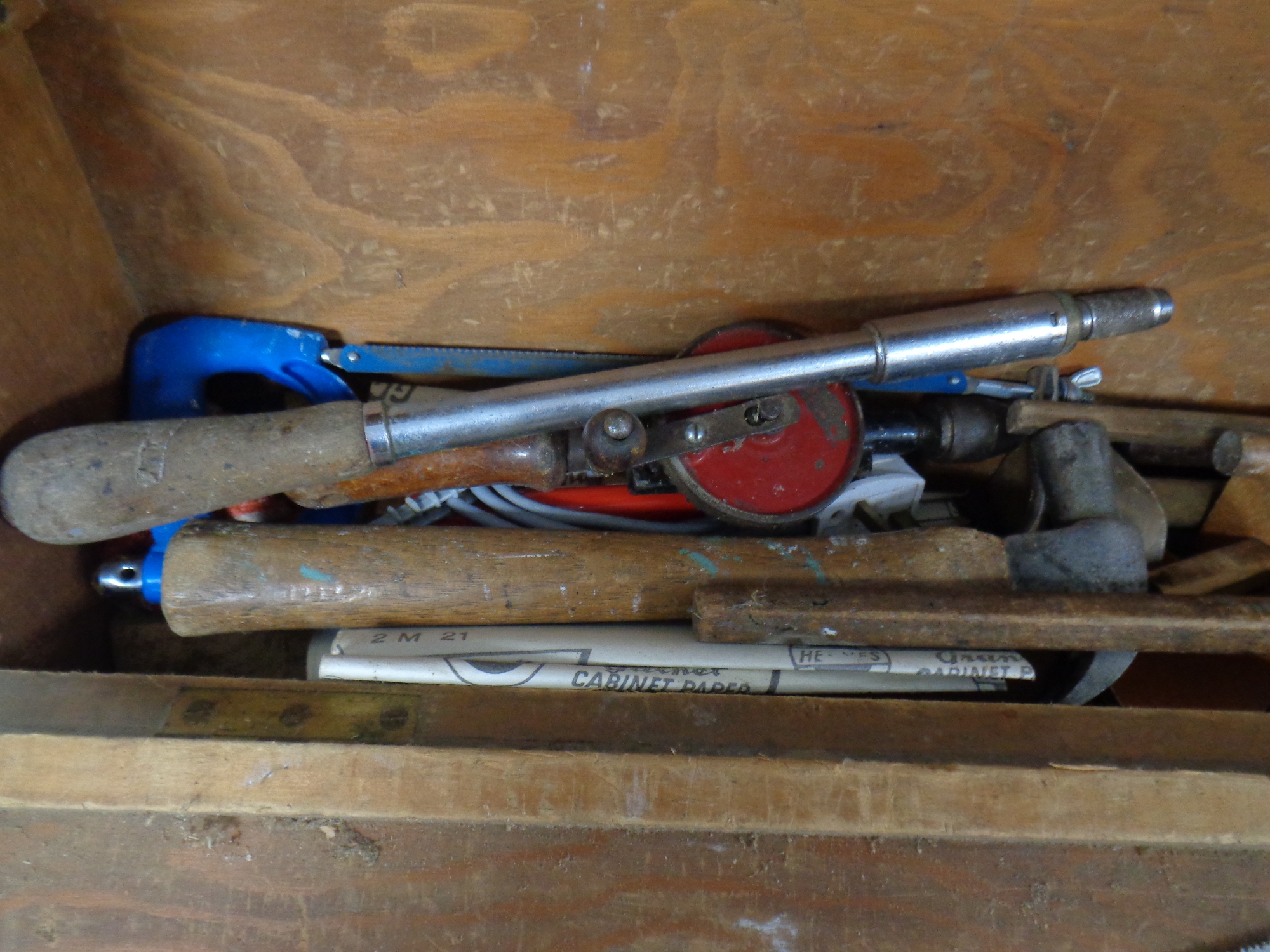 A vintage joiner's toolbox containing a large quantity of woodworking tools to include planes, - Image 5 of 5