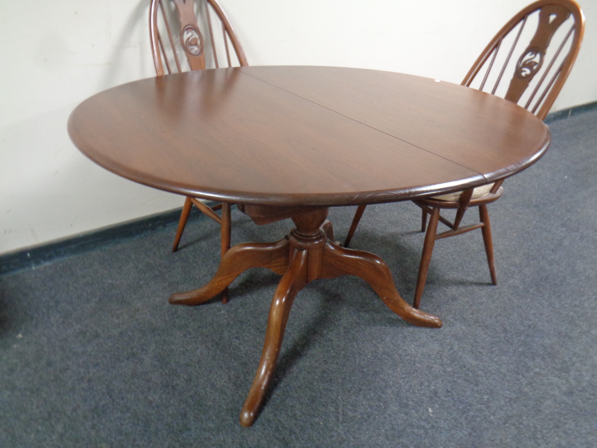 An oval Ercol pedestal extending dining table fitted a leaf together with a set of six Windsor swan - Image 3 of 3