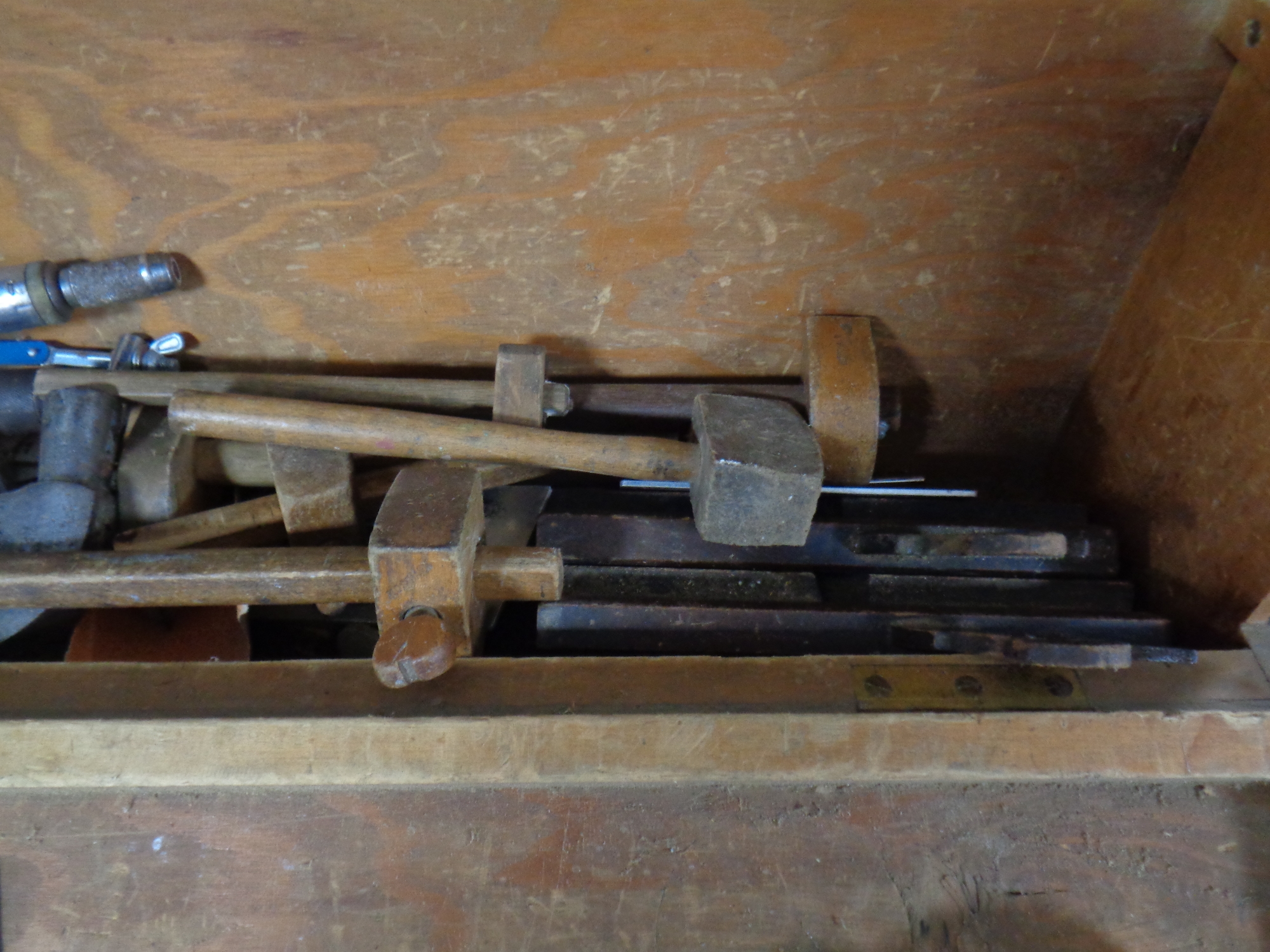 A vintage joiner's toolbox containing a large quantity of woodworking tools to include planes, - Image 4 of 5