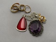 A mixed lot of jewellery to include pendant on chain,