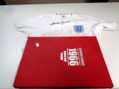 A Gordon Banks 1966 World Cup Legend signed T-shirt with certificate in box