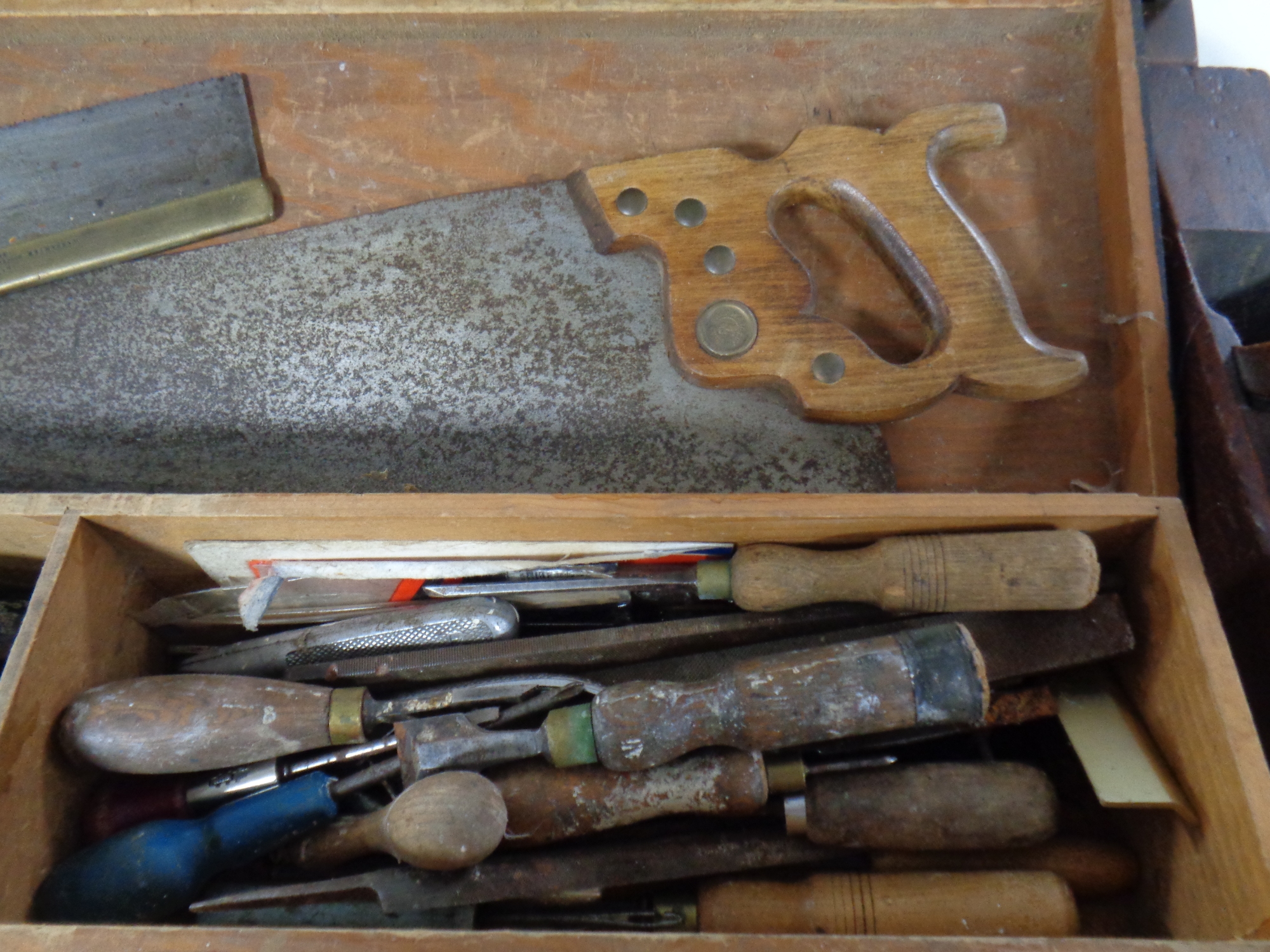 A vintage joiner's toolbox containing a large quantity of woodworking tools to include planes, - Image 3 of 5