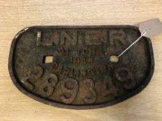 A metal railway locomotive plaque - "LNER 21 TONS 1946 DARLINGTON 289349", 17 cm x 28 cm.