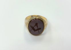 A 9ct gold Masonic signet ring, size T. CONDITION REPORT: 4.5g.