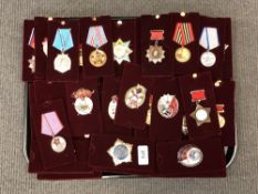 A tray of approximately 40 reproduction Russian badges/medals.