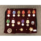 A tray of approximately 40 reproduction Russian badges/medals.