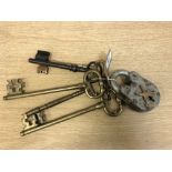 A vintage padlock with key, together with a collection of five further brass and metal keys.