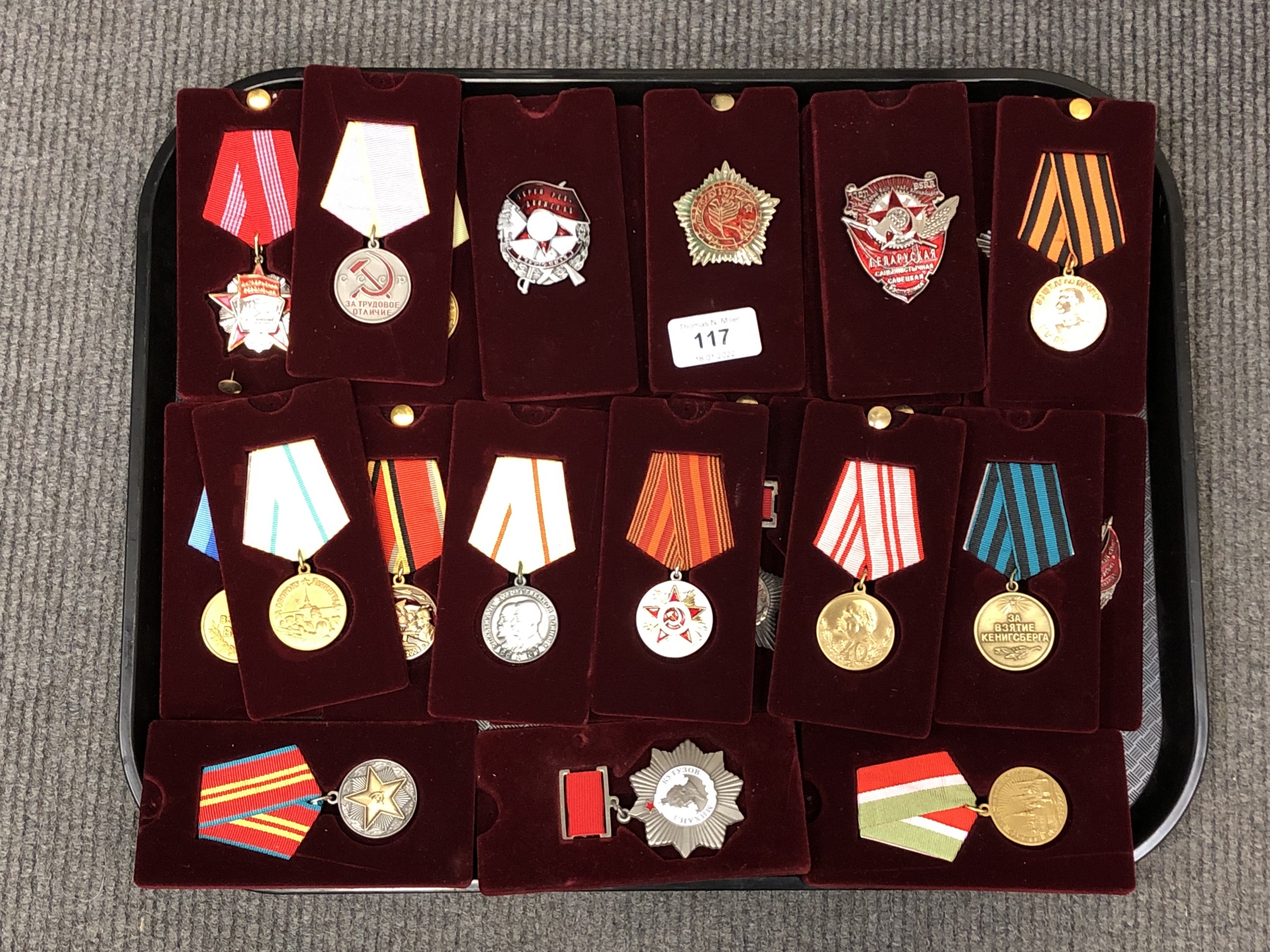 A tray of approximately 25 reproduction Russian badges/medals.