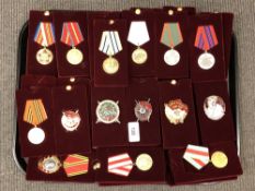 A tray of approximately 40 reproduction Russian badges/medals.