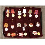 A tray of approximately 40 reproduction Russian badges/medals.