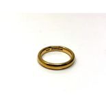 An 18ct gold band ring, 5.