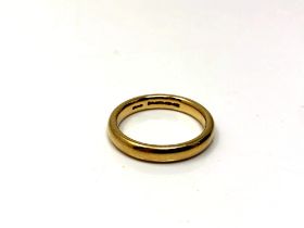 An 18ct gold band ring, 5.