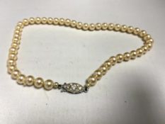 An early 20th century faux pearl necklace