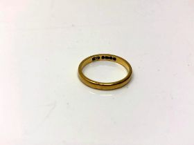 An 18ct gold band ring, 1.