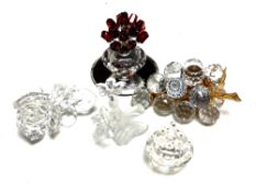Five Swarovski crystal ornaments, roses in vase on stand, together with two further flowers,