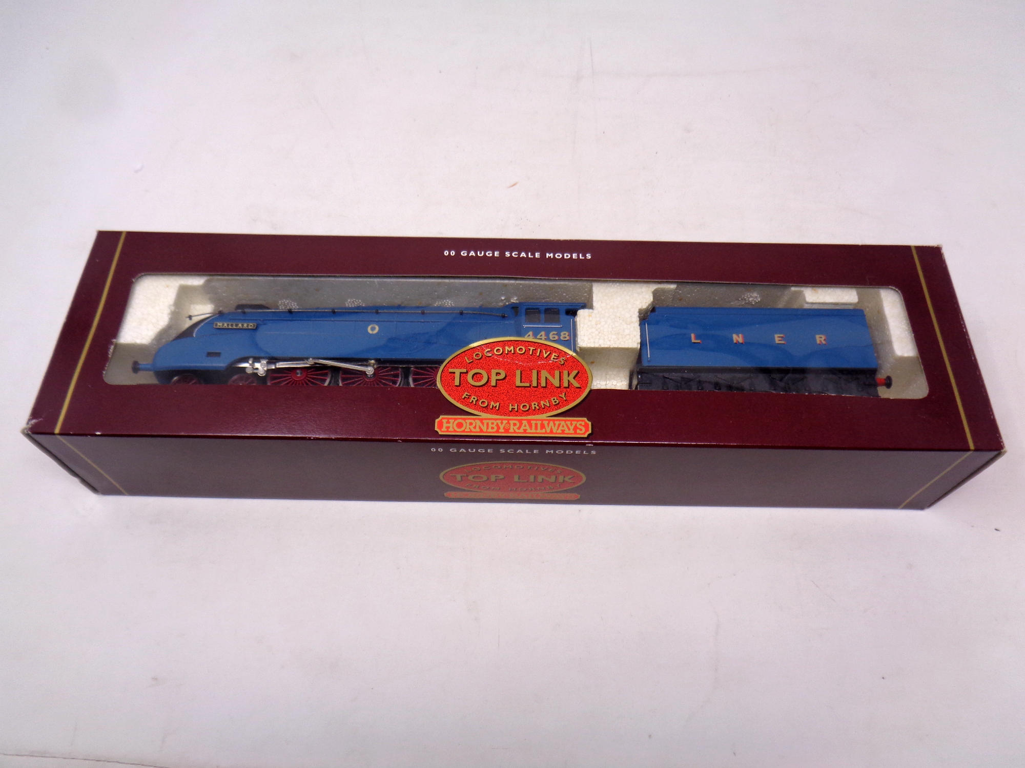 A Hornby R304 00 gauge LNER 4-6-2 Mallard locomotive Class A4.