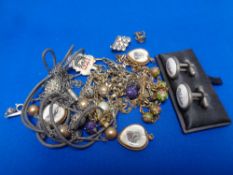 A small quantity of costume jewellery, necklace,