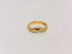 An 18ct gold band ring, size L.