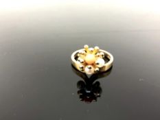 A 9ct yellow gold ring set with coral and pearl, size K, 3.4g.