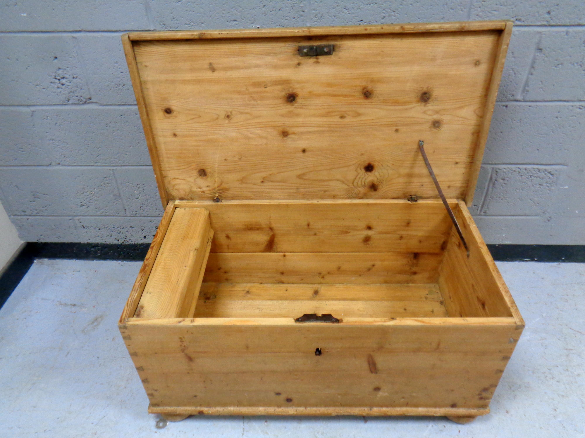 An antique pine blanket box - Image 2 of 2