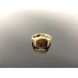 A 9ct gold gentleman's signet ring, size K, 3.5g.