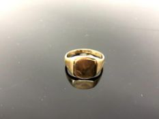 A 9ct gold gentleman's signet ring, size K, 3.5g.