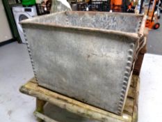 A galvanized twin handled water tank (Af)