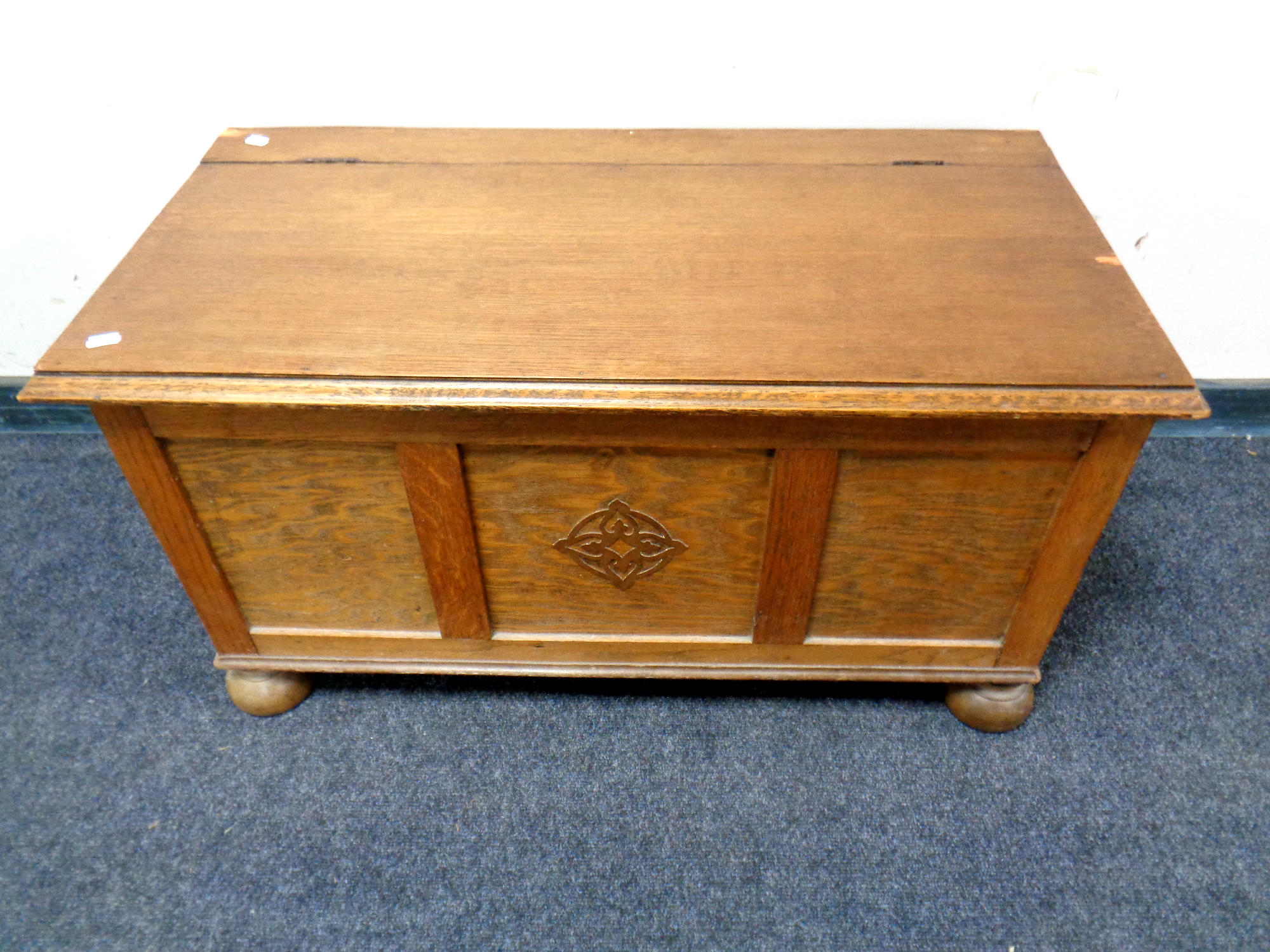 An oak blanket box,