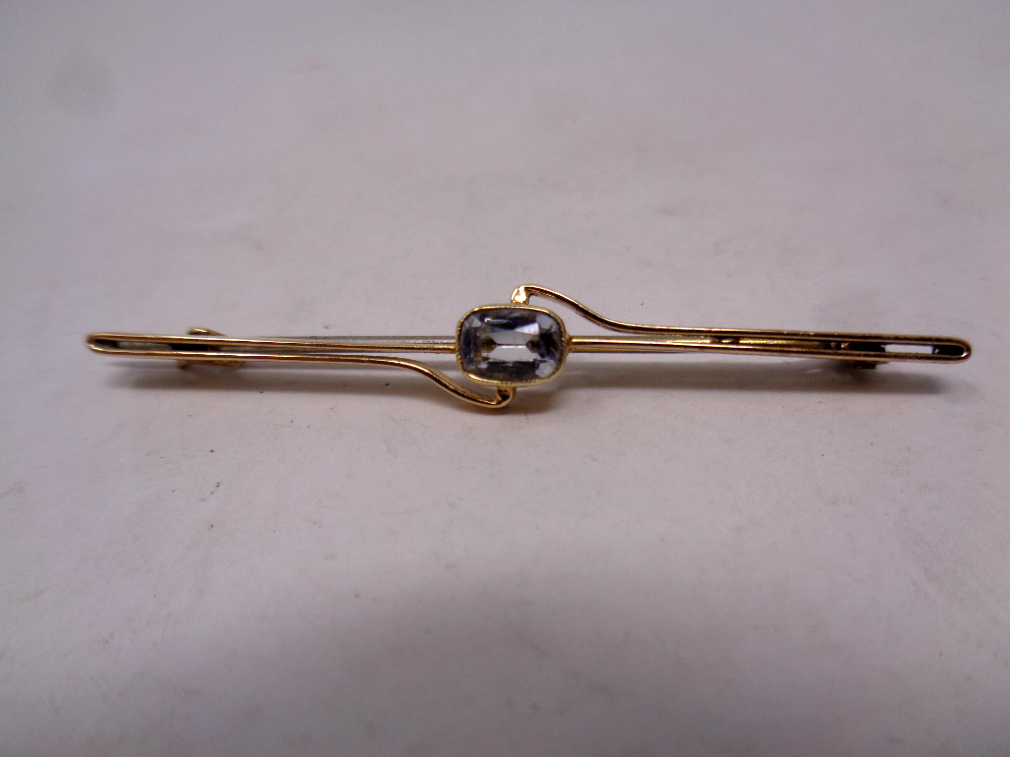 A vintage 9ct gold bar brooch