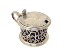 A silver mustard pot with blue glass liner, London 1843, silver weight 148.9g, diameter 8 cm.