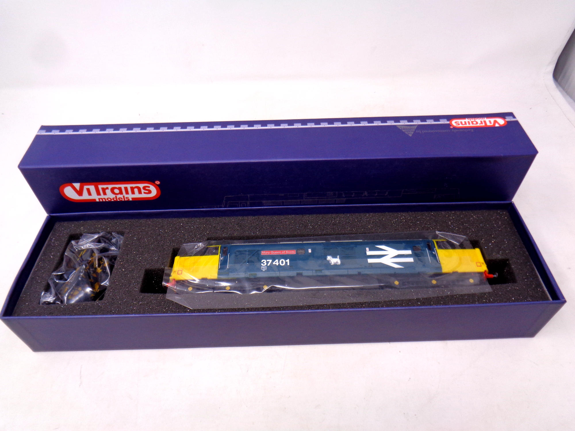 A ViTrains 2021 00 Gauge Class 37401 locomotive,