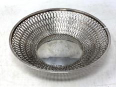 A good quality silver pierced dish, Birmingham 1919, 307.3g, diameter 20 cm.