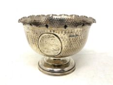 A silver pedestal bow with flared rim, Walker & Hall, Sheffield 1905, diameter 15 cm, 235g.