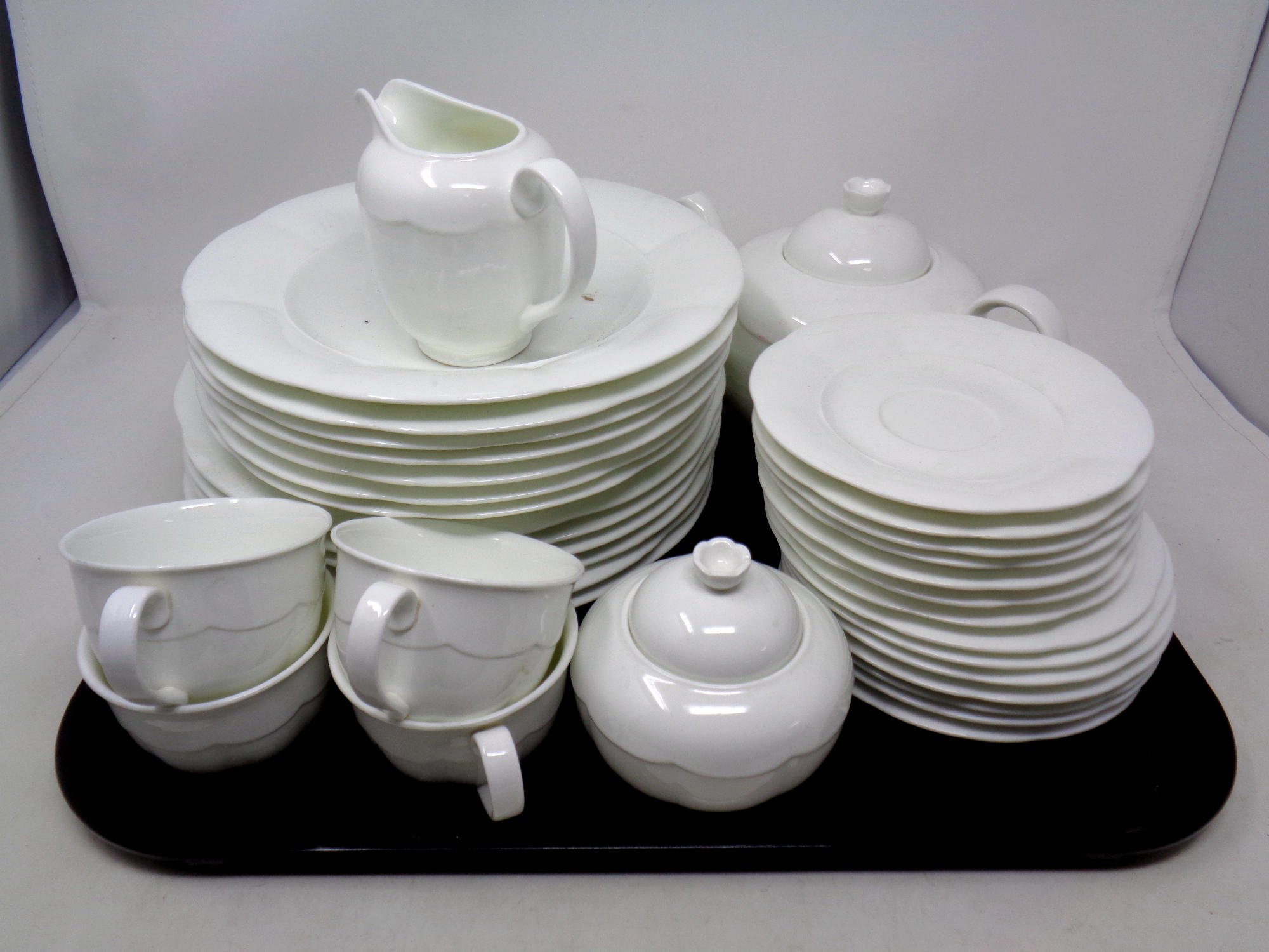 A tray containing 34 pieces of Villeroy and Boch bone china tea and dinnerware