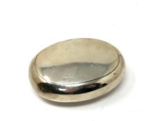 A silver oval snuff box, 79.6g, 8 cm x 6.5 cm.