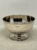 A silver pedestal bowl, Walker & Hall, Sheffield 1901, 347.8g.