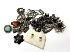 A quantity of jewellery,