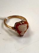 A 9ct gold cameo ring, size I, 2g.