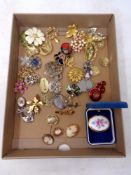 A box of assorted brooches to include cameo and Aynsley examples
