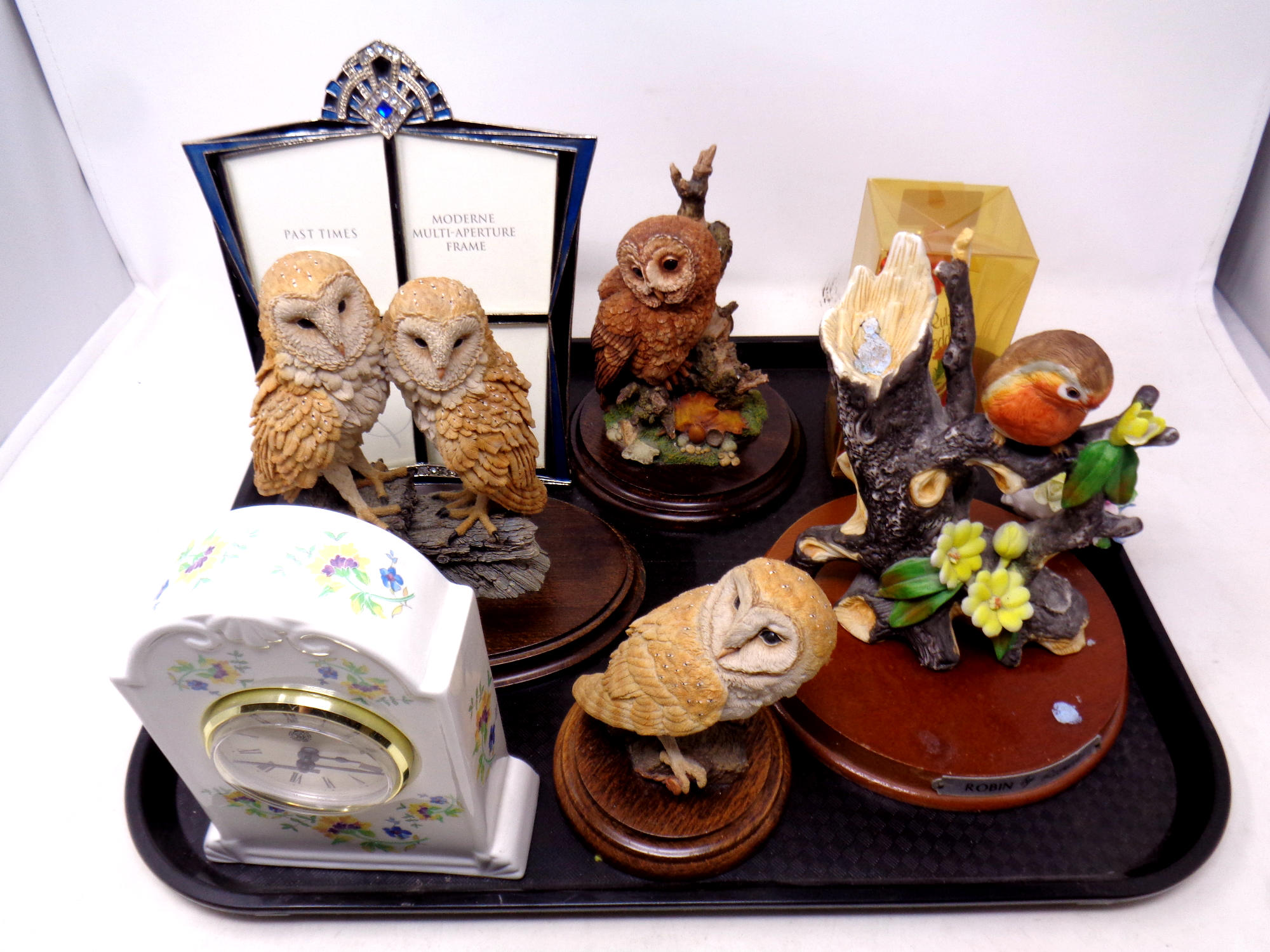 A tray containing Royal Doulton, Leonardo and Country Artists bird ornaments,