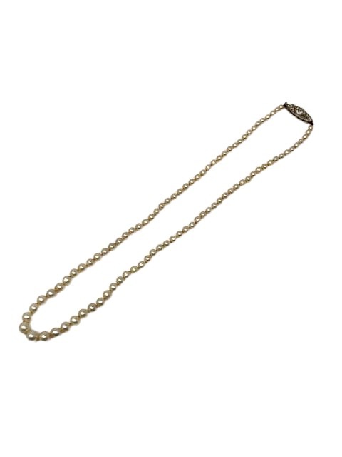 A single strand graduated cultured pearl necklace with diamond set clasp, length 46 cm. - Image 2 of 5